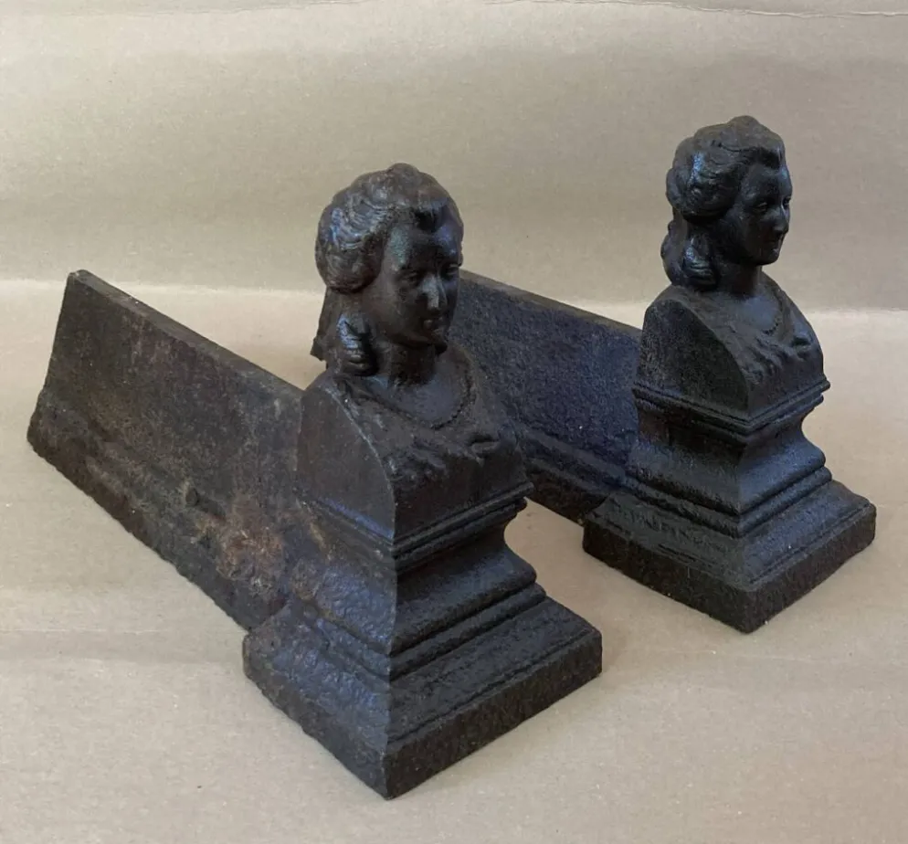 Chenets en fonte de fer époque XIXe à l’effigie de Marie Antoinette