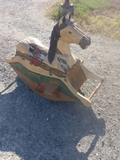 Cheval à bascule ancien