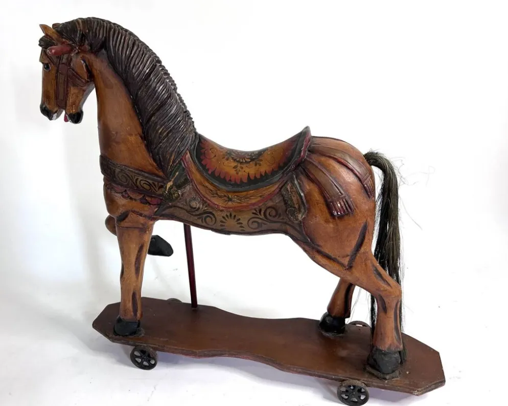 Cheval à bascule ancien en bois peint – Grand modèle décoratif sur roulette