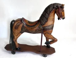 Cheval à bascule ancien en bois peint – Grand modèle décoratif sur roulette