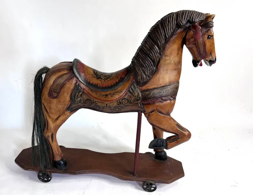 Cheval à bascule ancien en bois peint – Grand modèle décoratif sur roulette