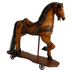 Cheval à bascule ancien en bois peint – Grand modèle décoratif sur roulette