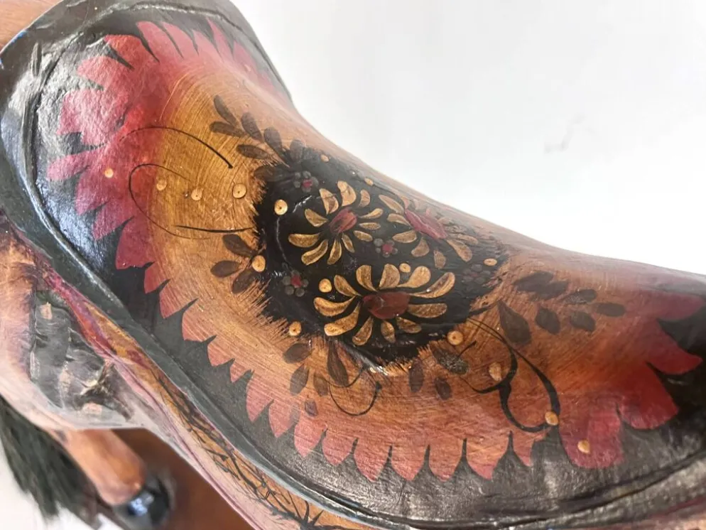 Cheval à bascule ancien en bois peint – Grand modèle décoratif sur roulette