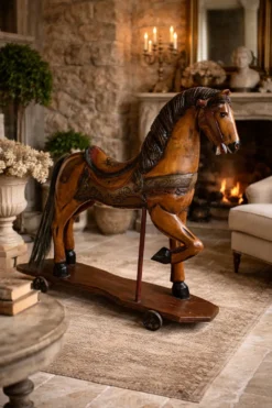 Cheval à bascule ancien en bois peint – Grand modèle décoratif sur roulette
