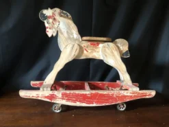 Cheval à bascule avec roulettes