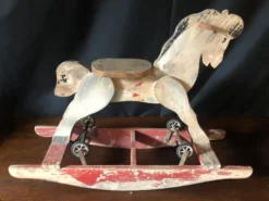 Cheval à bascule avec roulettes