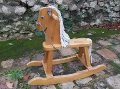 Cheval à bascule en bois
