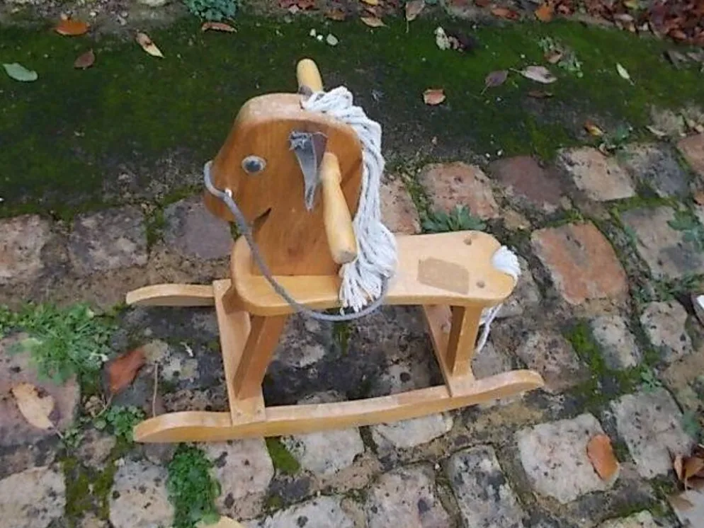 Cheval à bascule en bois