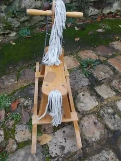 Cheval à bascule en bois