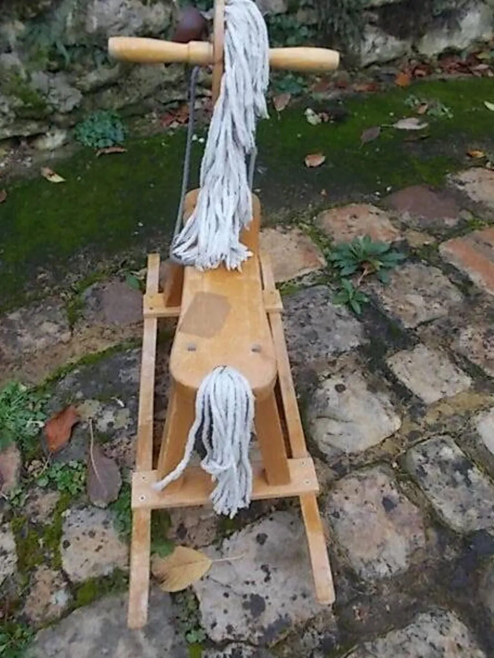 Cheval à bascule en bois