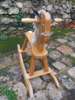 Cheval à bascule en bois
