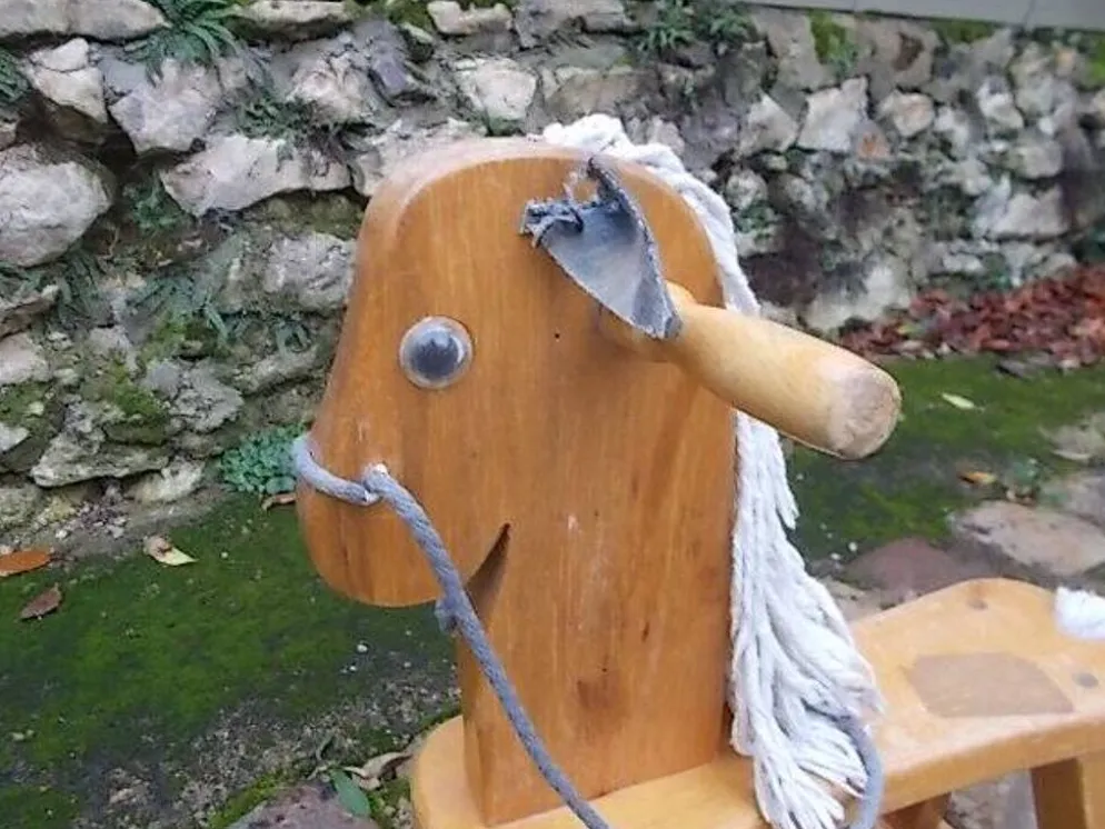 Cheval à bascule en bois