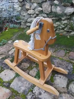 Cheval à bascule en bois