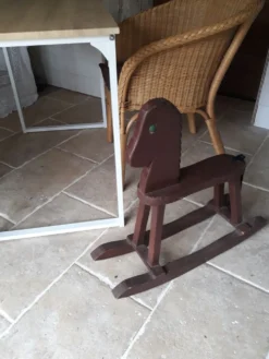Cheval à bascule en bois