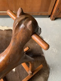 Cheval à bascule en bois