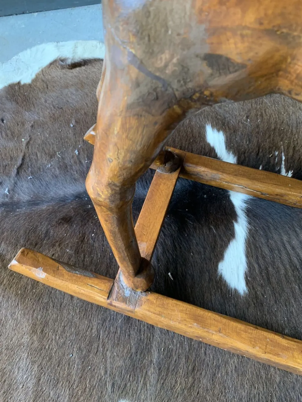Cheval à bascule en bois