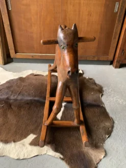 Cheval à bascule en bois