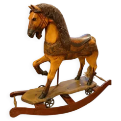 Cheval à bascule en bois ancien avec peinture d'origine, sculpté à la main.