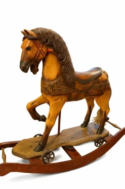 Cheval à bascule en bois ancien avec peinture d'origine, sculpté à la main.