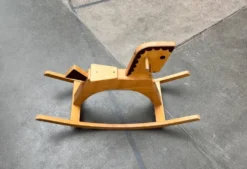 Cheval à bascule en bois du milieu du siècle, années 1960