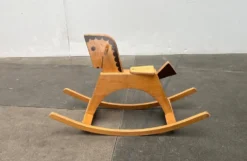 Cheval à bascule en bois du milieu du siècle, années 1960