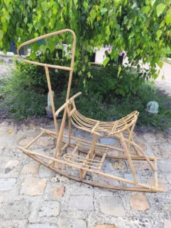 Cheval à bascule en rotin