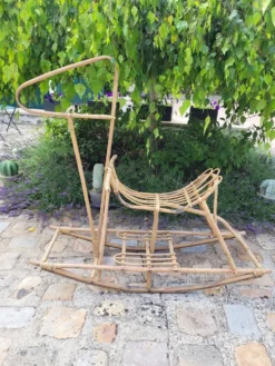 Cheval à bascule en rotin