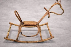 Cheval à bascule en rotin et bambou vintage 1960/70