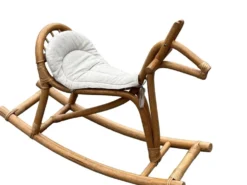 Cheval à bascule en rotin vintage pour un design de nursery des années 1960.