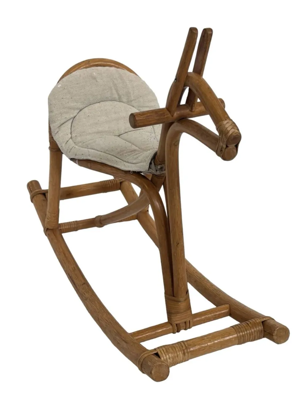 Cheval à bascule en rotin vintage pour un design de nursery des années 1960.