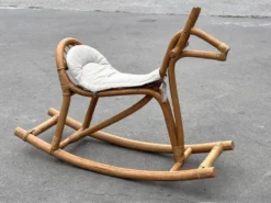Cheval à bascule en rotin vintage pour un design de nursery des années 1960.