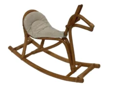 Cheval à bascule en rotin vintage pour un design de nursery des années 1960.