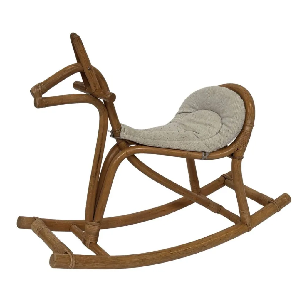 Cheval à bascule en rotin vintage pour un design de nursery des années 1960.