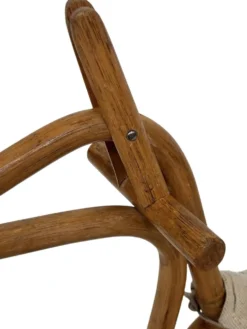 Cheval à bascule en rotin vintage pour un design de nursery des années 1960.