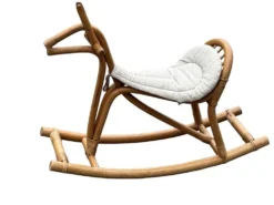 Cheval à bascule en rotin vintage pour un design de nursery des années 1960.