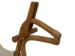 Cheval à bascule en rotin vintage pour un design de nursery des années 1960.