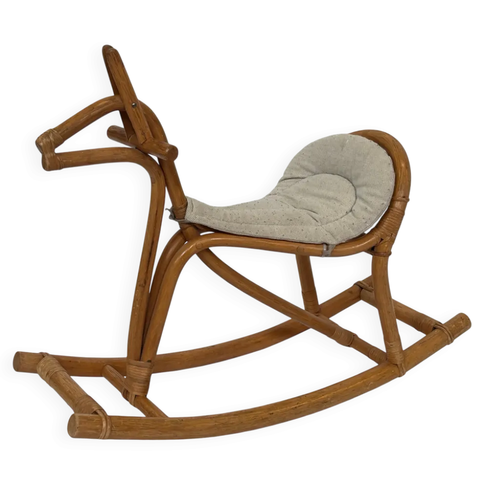 Cheval à bascule en rotin vintage pour un design de nursery des années 1960.