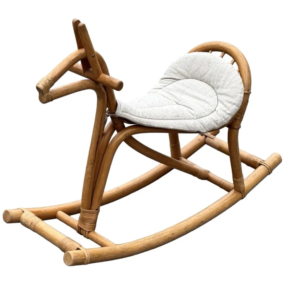 Cheval à bascule en rotin vintage pour un design de nursery des années 1960.