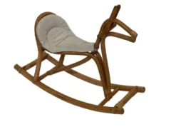 Cheval à bascule en rotin vintage pour un design de nursery des années 1960.