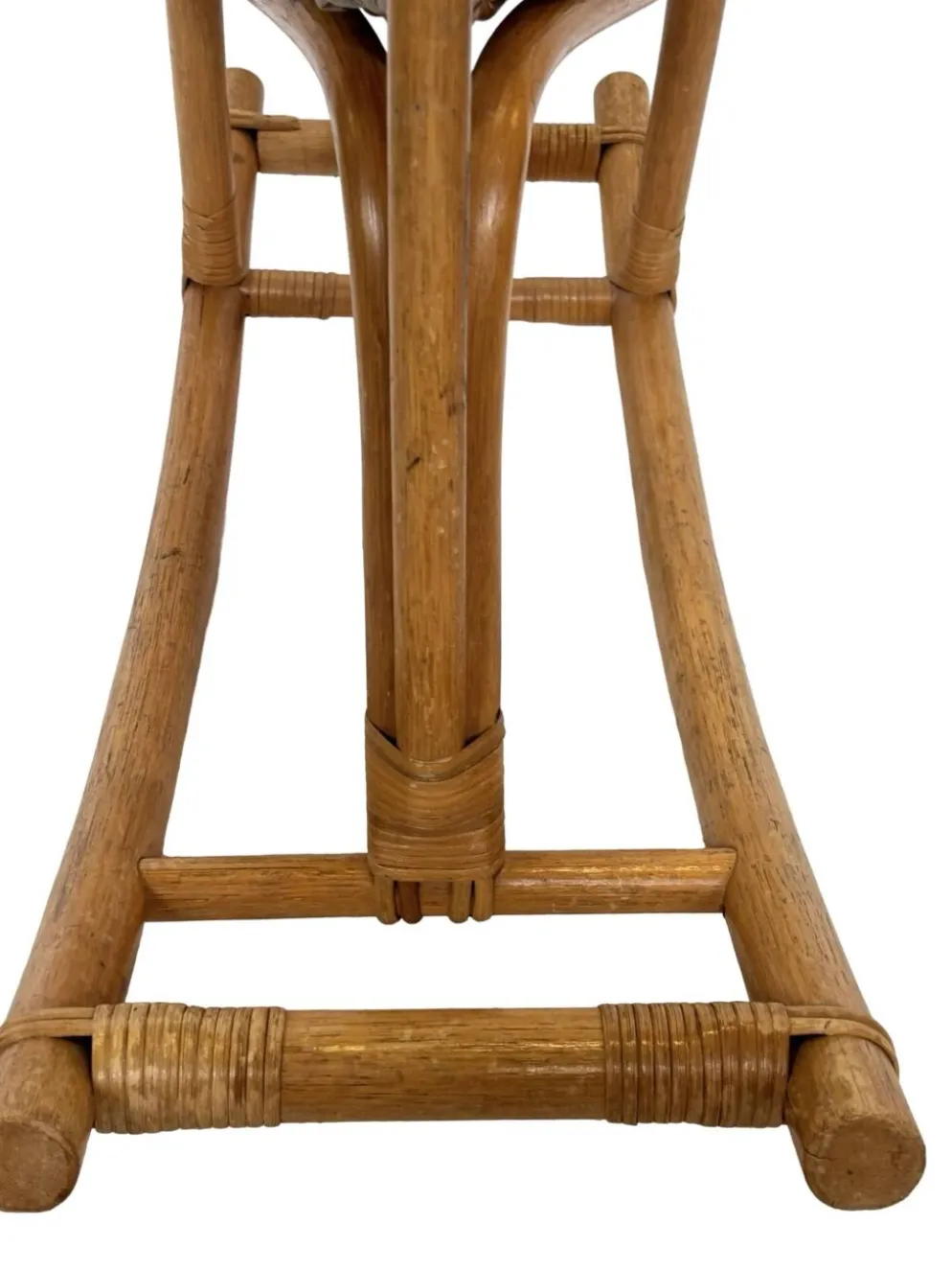 Cheval à bascule en rotin vintage pour un design de nursery des années 1960.