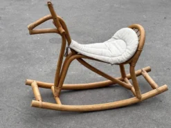 Cheval à bascule en rotin vintage pour un design de nursery des années 1960.