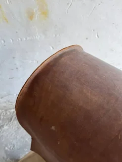 Cheval d'arçons belge vintage des années 1960 — coffre en cuir marron sur pieds en bois naturel