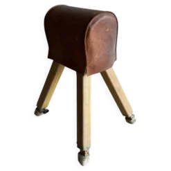 Cheval d'arçons belge vintage des années 1960 — coffre en cuir marron sur pieds en bois naturel