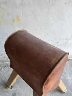 Cheval d'arçons belge vintage des années 1960 — coffre en cuir marron sur pieds en bois naturel