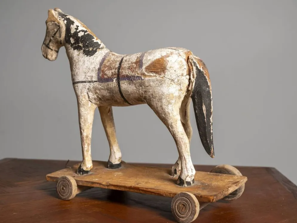 Cheval en bois ancien sur roues, début du 20e siècle