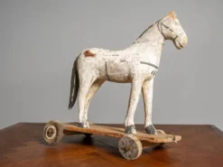 Cheval en bois ancien sur roues, début du 20e siècle