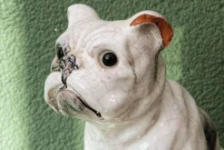 Chien, bouledogue, en terre cuite de Bavent