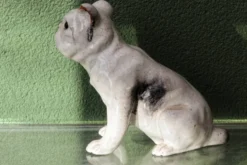 Chien, bouledogue, en terre cuite de Bavent