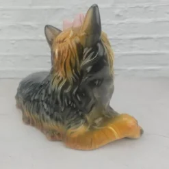 Chien Yorkshire allongé en céramique signé made in Italy