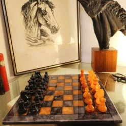 Échiquier de luxe vintage des années 1970 en véritable albâtre de Volterra - Agate noire et ambre - Fabriqué en Italie